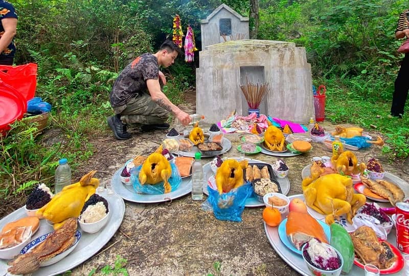 Chuẩn bị mâm cúng tết Thanh Minh ngoài mộ