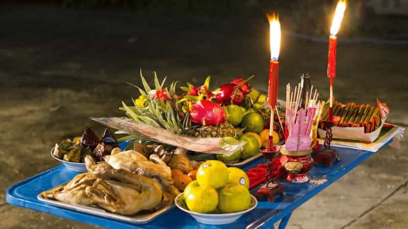 Cúng giao thừa ngoài sân