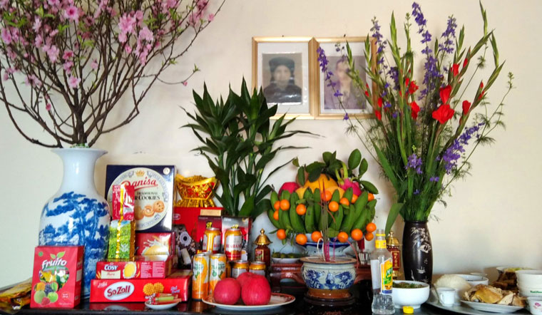 Những loại hoa nào nên hạn chế đặt trên bàn thờ