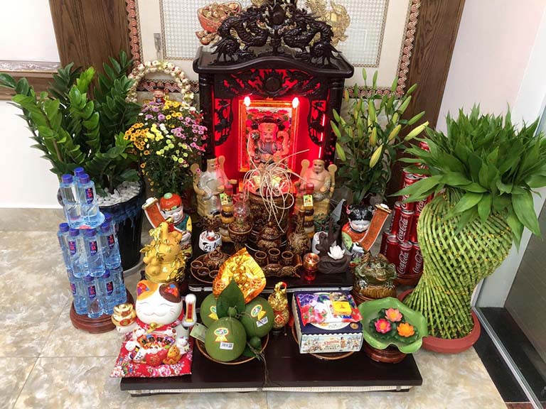 Bàn thờ gia tiên và bàn thờ Thần Tài có giống nhau không?
