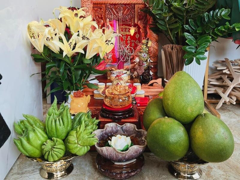 Lưu ý thay nước và thay hoa trên bàn thờ Thần Tài