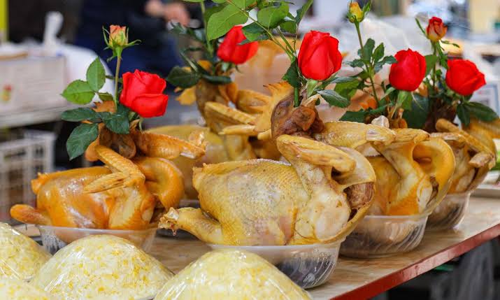 Cách đặt gà nguyên con lên mâm cúng
