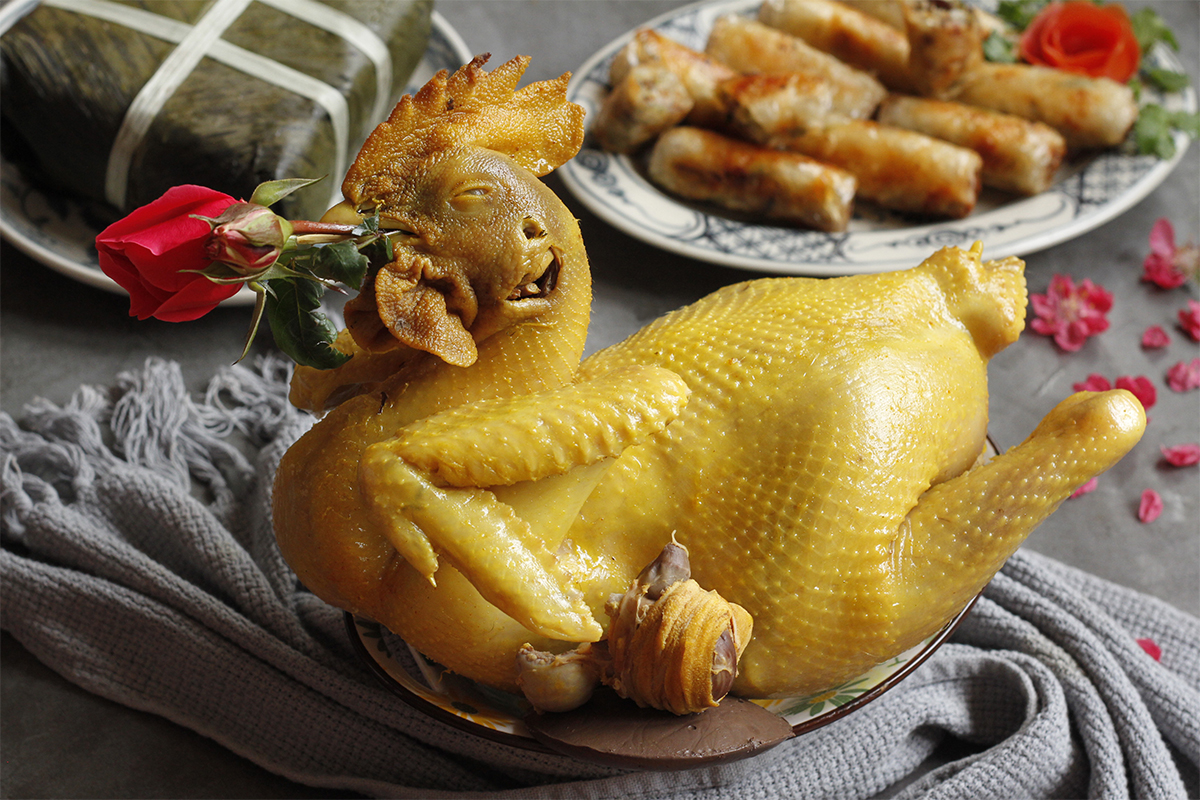 Gà luộc cúng nên để nguyên con hay chặt ra?