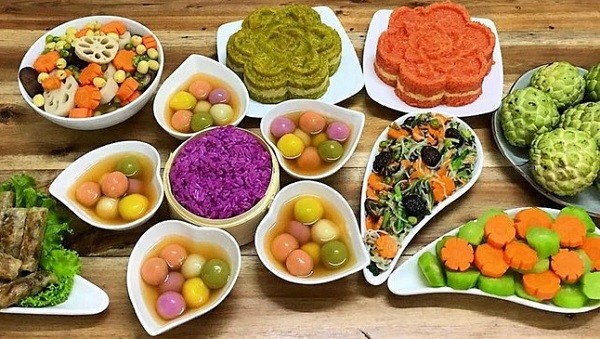 Có thể cúng gia tiên và thần linh cùng một mâm không?