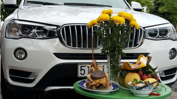 Cúng xe mới mua trong nhà hay ngoài sân
