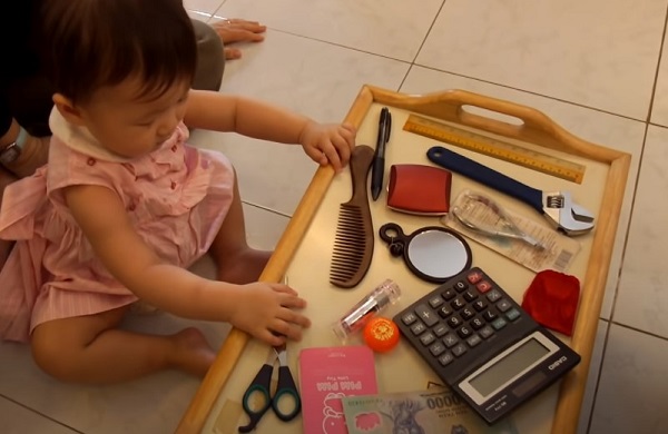 Cần lưu ý gì khi chuẩn bị đồ vật cho bé chọn?