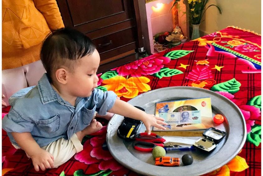 Nghi thức chọn nghề trong lễ thôi nôi là gì?