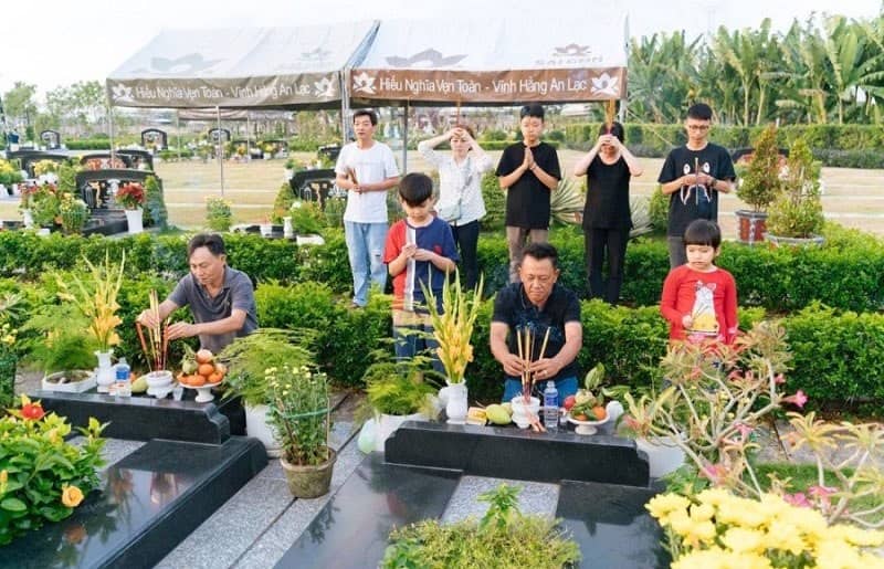 Chuẩn bị lễ tạ mộ