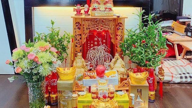 Có nên đặt bàn thờ gia tiên chung với bàn thờ Thần Tài không?