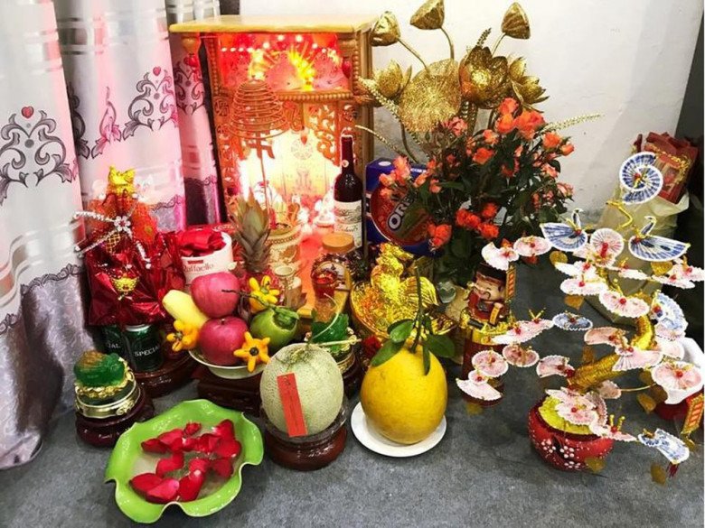 Có nên thay nước và hoa trên bàn thờ Thần Tài hằng ngày?