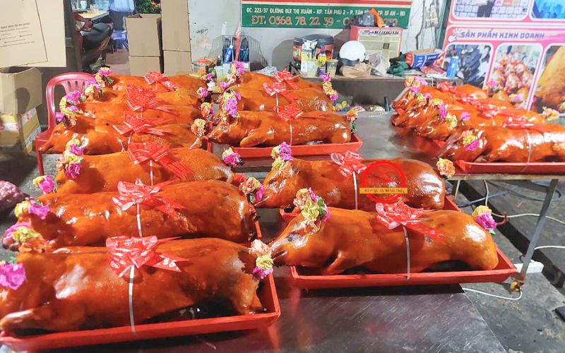 Mâm cúng khai trương quán ăn có cần heo quay không?