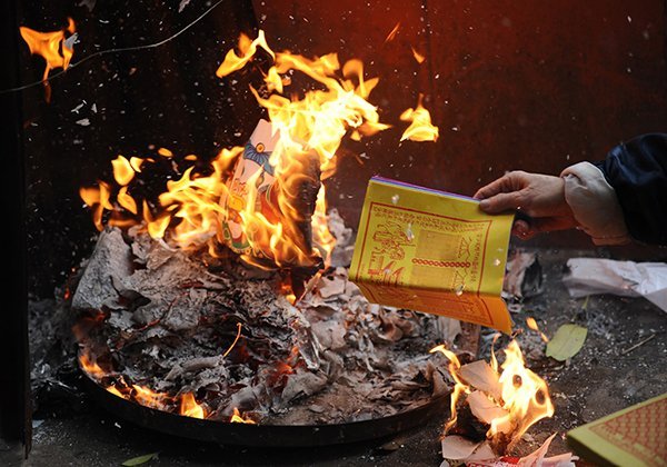 Vàng mã cúng xong có bắt buộc phải hóa không?
